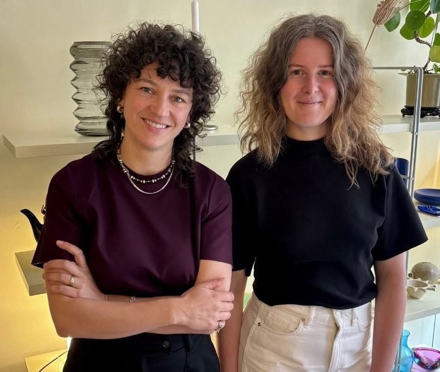 Iris en Sanne-Marije in hun vintagewinkel in Zwolle, tussen schappen met vazen en glaswerk